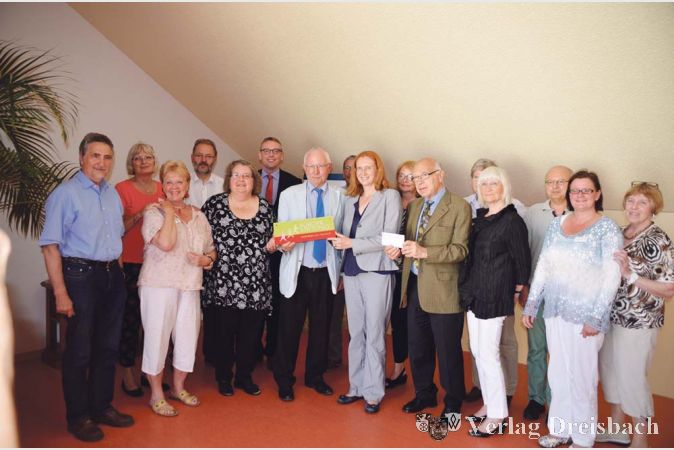 Die Hofheimer B&uuml;rgerstiftung gab dem Hospizzimmer Nummer 13 nun den Namen der Kreisstadt und spendete daf&uuml;r 12.000 Euro.?(Foto: D&ouml;rh&ouml;fer)

&nbsp;