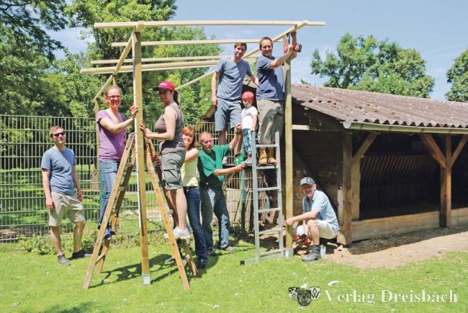 Die Mitarbeiter der Accenture GmbH aus Kronberg waren trotz beinahe tropischer Temperaturen gut gelaunt bei der Arbeit im Tierpark Hattersheim.?(Foto: A. Kreusch)

&nbsp;