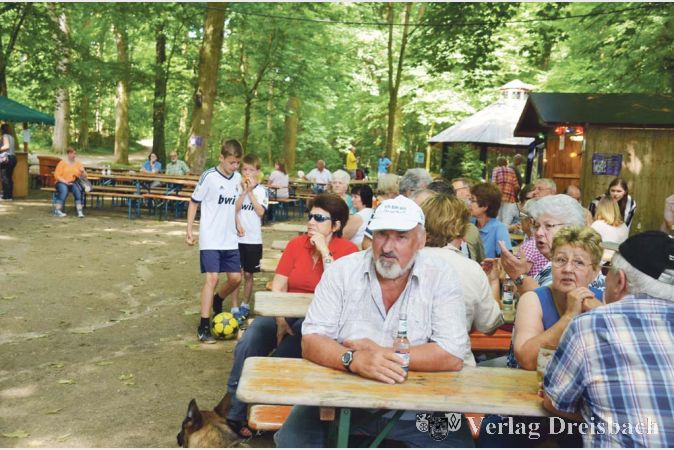 Bei &uuml;ber 30 Grad war das Bad Weilbacher Brunnenfest mit seinen schattigen Pl&auml;tzen ein beliebtes Ausflugsziel an Pfingsten.?(Fotos: R. D&ouml;rh&ouml;fer)

&nbsp;