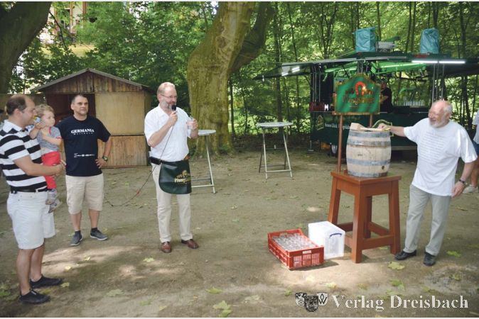 B&uuml;rgermeister Michael Antenbrink machte den Selbstversuch und trank noch vor dem Fassanstich selbst ein Glas Schwefelwasser.

&nbsp;