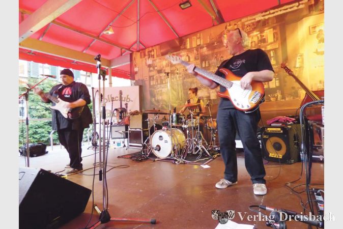 Egal ab Rock, Blues, s&uuml;damerikanische Rhythmen &ndash; Olli Roth und Co. sind auf jedem musikalischen Parkett zu Hause und verfehlen ihre Wirkung nicht.?(Fotos: Schmidl)

&nbsp;
