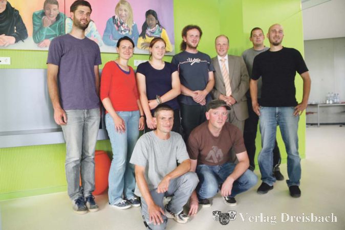 Das Grabungsteam der Grabungsst&auml;tte &bdquo;Hattersheim S&uuml;dwest CD&ldquo; war zum Vortrag des Landesarch&auml;ologen Dr. Udo Recker ebenfalls in die HBS gekommen (Dr. Recker mit Anzug und Schlips).&nbsp;&nbsp; &nbsp;?(Fotos: A. Kreusch)

&nbsp;