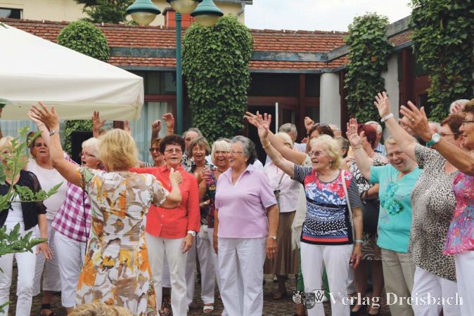 Die S&auml;ngervereinigung lud beim Gemeindefest der Matth&auml;usgemeinde Okriftel sympathisch alle dazu ein, mit ihnen zu singen.?(Fotos: A. Kreusch)

&nbsp;