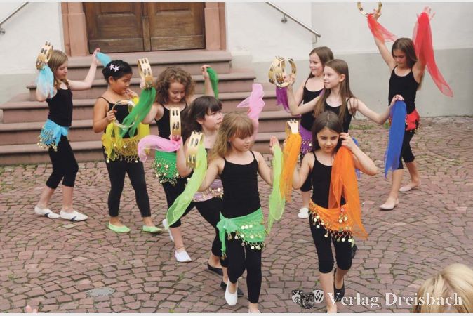 Einen &bdquo;orientalischen T&uuml;chertanz&ldquo; pr&auml;sentierten die jungen T&auml;nzerinnen der Kindertanzgruppe der Albert-Schweitzer-Schule den Festg&auml;sten.

&nbsp;