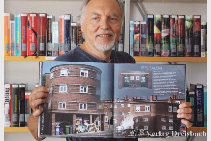 Der Bildband &bdquo;Bischofsheim 3600&ldquo; zeigt einen Ort mit vielen Facetten. Ludwig G&uuml;tzkow pr&auml;sentiert hier eine Fotomontage des unter Denkmalschutz stehenden Wohngebiets &bdquo;Jerusalem&ldquo;.?(Foto: Gemeinde Bischofsheim)

&nbsp;
