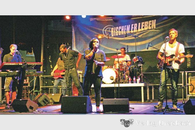 Hoch gehandelte Musiker vereint die Frankfurter Formation &bdquo;Urban Club Band&ldquo;, die in wechselnder Besetzung auf den B&uuml;hnen der Republik zu sehen ist. Mit ihrem Auftritt f&uuml;llte sich am Freitagabend erstmals der Platz bei &bdquo;Bischemerleben&ldquo;.?(gus/Fotos: Steinacker)

&nbsp;