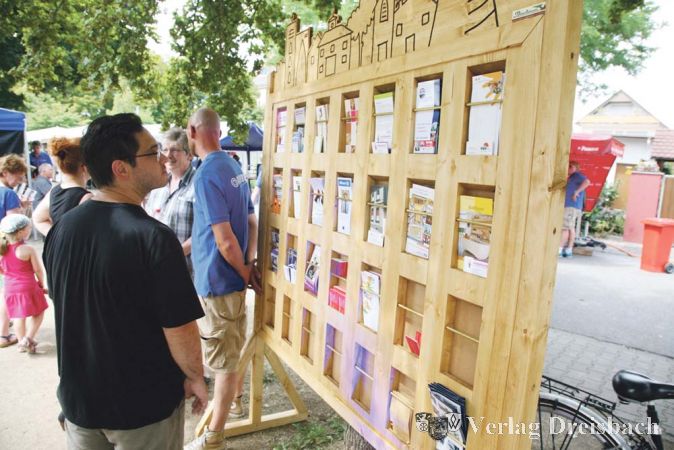 Die beteiligten Unternehmen bel&auml;stigten die Besucher nicht mit pr&auml;gnanter Eigenwerbung. An einem Flyerstand konnte jeder sehen, wer ihnen das Fest schenkte und bei Bedarf Infos &uuml;ber die Dienstleistungen und Produkte mitnehmen.

&nbsp;
