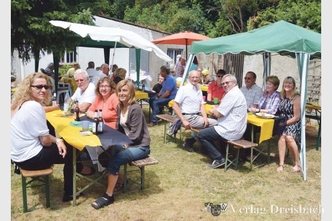 Die Vereinsmitglieder und G&ouml;nner lie&szlig;en es sich bei Steaks und Bratw&uuml;rstchen gut gehen. Salate, Nachtisch und Kuchen hatten die &uuml;ber 50 &bdquo;Geburtstagsg&auml;ste&ldquo; selbst mitgebracht.
?(Foto: Hildegund Klockner)

&nbsp;