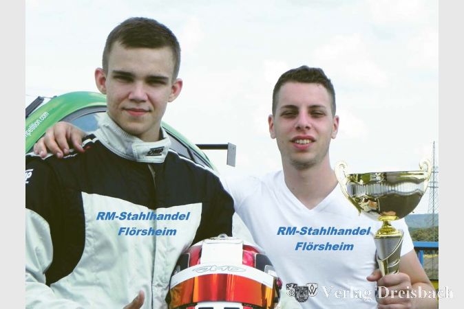 Fabian Erle (l.) &uuml;berraschte in seinen ersten beiden L&auml;ufen in einem Tourenwagenrennen mit einem Sieg.?(Foto: privat)

&nbsp;