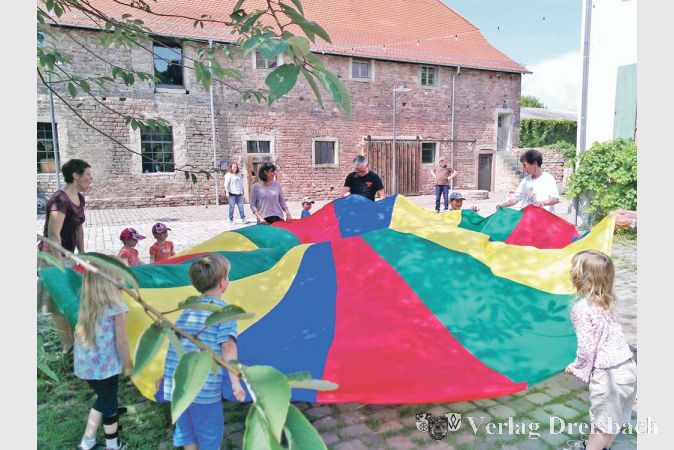 Farbenfroh ging es beim Sommerfest f&uuml;r die Pflegefamilien zu.?(Foto: privat

&nbsp;

&nbsp;