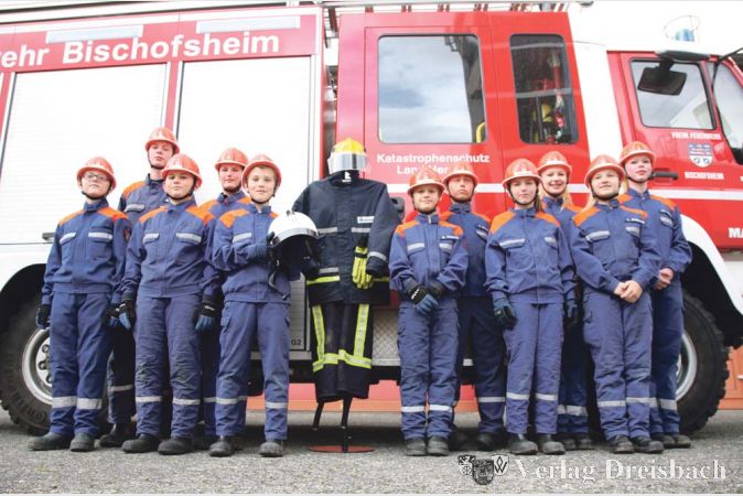 Die Englandreisenden der Jugendfeuerwehr in ihrer voller Montur und mit dem imagin&auml;ren Kumpel aus Crewe mittendrin. Eine heimische Uniform brachte der Bischofsheimer Nachwuchs den Engl&auml;ndern nun als Geschenk mit.?(gus/Foto: Steinacker)

&nbsp;