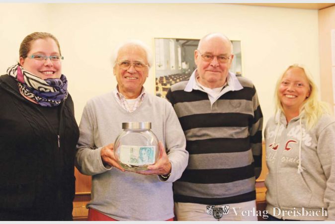 Die Stiftung &bdquo;Hattersheim evangelisch&ldquo; sammelt DM zur Erh&ouml;hung des Stiftungskapitals &ndash; Gemeindep&auml;dagogin Johanna Kaus, Stiftungsrats- und Kirchenvorstandsmitglied Dietrich Muth, Stiftungsratsvorsitzender Hans-Eberhardt Hildebrandt und Krippenleiterin Daniela Schneider (von links) freuen sich &uuml;ber jeden Pfennig!?(Foto: A. Kreusch)

&nbsp;
