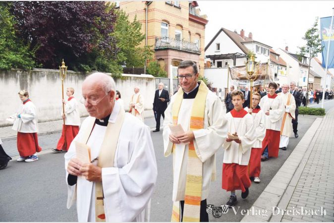 Etwa 1.000 Gl&auml;ubige nahmen an der Prozession zu den vier Alt&auml;ren teil und erf&uuml;llten damit das Gel&ouml;bnis aus dem Pestjahr 1666. In der Bildmitte Fl&ouml;rsheims ehemaliger Pfarrer Frank-Peter Beuler.

&nbsp;