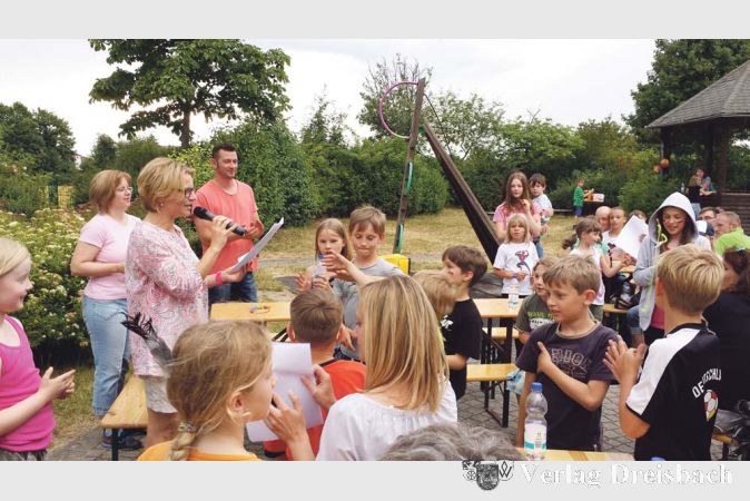 Erst die Umgebung des Schulkinderhauses erkundet, dann mit allen gefeiert: so verlief der Eltern-Kind-Tag der Einrichtung.?(Foto: privat)

&nbsp;