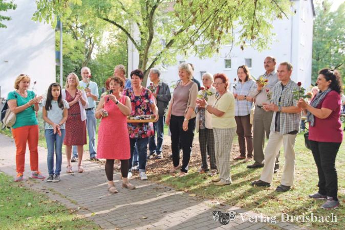 Alle aus der Gruppe der Hattersheimer, die durch ihren &bdquo;gr&uuml;nen und bl&uuml;henden&ldquo; Einsatz w&auml;hrend der Teilnahme am bundesweiten Wettbewerb zum Erfolg der Stadt beigetragen hatten, wurden namentlich genannt und geehrt, die am Gartenfest Teilnehmenden bekamen eine Rose und kleine Geschenke.

&nbsp;