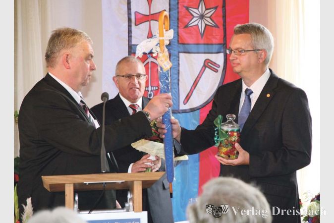 Gummib&auml;rchen und Regenschirm &ndash; das sollen nicht etwa die etwas &auml;rmlichen, Reichsapfel und Zepter ersetzenden Machtinsignien einer verschuldeten Stadt des 21. Jahrhunderts sein. Mit dem, was Stadtverordnetenvorsteher Egbert Opheys (l.) dem neuen Hochheimer B&uuml;rgermeister Dirk Westedt zur Amtseinf&uuml;hrung &uuml;berreichte, d&uuml;rfte einem demokratisch gew&auml;hlten Rathauschef unserer Zeit einfach gut geholfen sein: Mit dem Hochheim-Schirm und S&uuml;&szlig;ware f&uuml;r den Energieschub.&nbsp;&nbsp; &nbsp;?(gus/Fotos: Steinacker)

&nbsp;