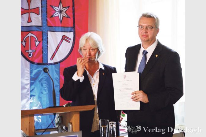 Die Ernennungsurkunde erhielt Dirk Westedt aus der Hand seiner Vorg&auml;ngerin, den Eid nahm ihm dagegen Stadtverordnetenvorsteher Opheys ab.

&nbsp;