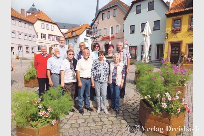 Zusammen mit Stadtf&uuml;hrer Frank Dickas stellte sich die Besuchergruppe von der Mainspitze am Marktbrunnen auf.?(Foto: privat)

&nbsp;