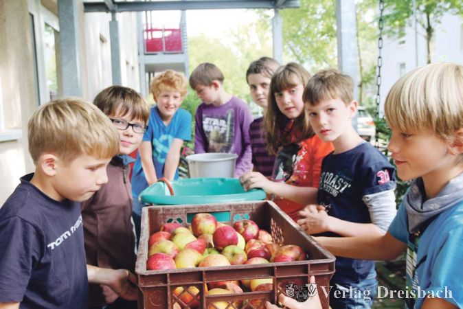Jede Menge &Auml;pfel wurden beim Keltern w&auml;hrend der &bdquo;KulturWerkstatt&ldquo; von den jungen Teilnehmerinnen und Teilnehmern eifrig mit viel Spa&szlig; sortiert und gewaschen.&nbsp;&nbsp; &nbsp;?(Foto: A. Kreusch)

&nbsp;