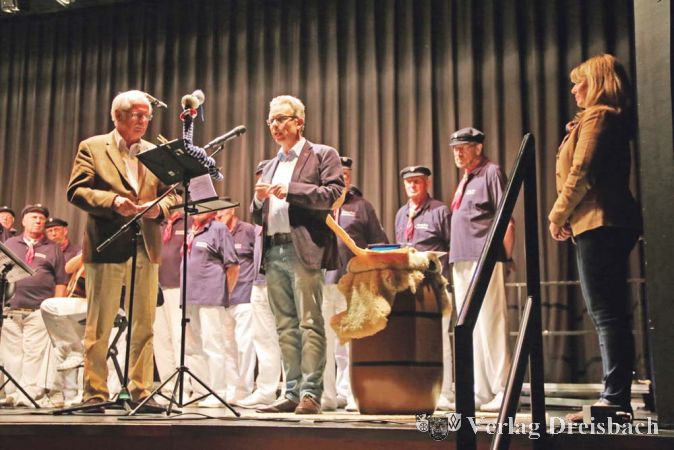 Kurt Jochem Graulich (links) &uuml;berreicht Klaus St&ouml;rch (mitte) vom Haus St. Martin am Autoberg in Hattersheim den Preis der Kurt Graulich Stiftung 2014. Auch Hattersheims B&uuml;rgermeisterin Antje K&ouml;ster (rechts) freute sich &uuml;ber die W&uuml;rdigung der Arbeit der Obdachloseneinrichtung.&nbsp;&nbsp; &nbsp;?(Foto: A. Kreusch)

&nbsp;