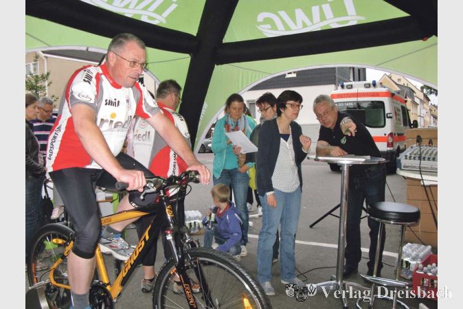Unter den Augen von Bürgermeisterin Ulrike Steinbach, die als erste das Rad bestiegen hatte, traten vor allem die Experten des Radfahrervereins in die Pedalen des ÜWG-„Energy Bikes“. Alle zusammen kamen bei der Aktion auf gut 500 Wattstunden. ?(Foto: Engert)
