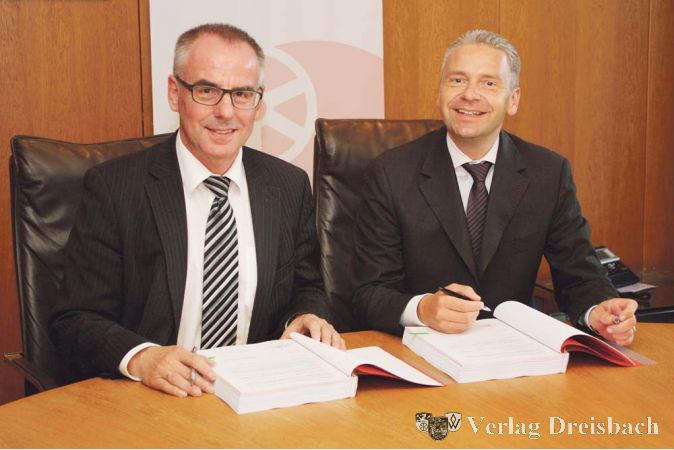 Frank Bothe, Leiter der Telekom-Technik Niederlassung S&uuml;dwest (li.), und Landrat Michael Cyriax bei der Vertragsunterzeichnung f&uuml;r den Ausbau der Breitbandverbindung.&nbsp;&nbsp; &nbsp;
&nbsp;&nbsp; &nbsp;?(Foto: MTK-Pressestelle)

&nbsp;