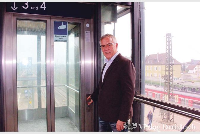 Klaus Treiber, Leiter des Bauamts, prüft die Funktionstüchtigkeit der Fahrstühle im Bischofsheimer Bahnhof.?(Foto: Gemeinde)
