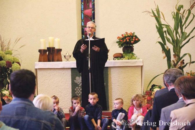 In seiner ersten Hattersheimer Predigt sprach der neue Pfarrer Ulrich Matthei &uuml;ber den Zusammenhang von Dankbarkeit und Teilen.?(Fotos: A. Kreusch)

&nbsp;