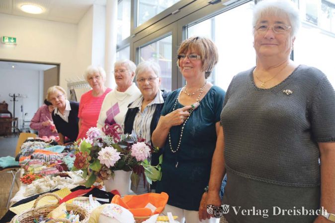 Die Damen des Bastelkreises der evangelischen Gemeinde in Fl&ouml;rsheim bewirteten nicht nur die G&auml;ste des Erntedankessens der Gemeinde, sie boten auch viele sch&ouml;ne, handgearbeitete Dinge an.
&nbsp;&nbsp; &nbsp;?(Foto: A. Kreusch)

&nbsp;