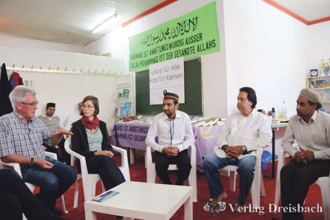 Mitglieder der Ahmadiyya Gemeinde Hattersheim (ganz rechts ihr Vorsitzender Hafeez Ahmad Awan) beantworteten Fragen zum Islam und ihre spezielle Religionslehre innerhalb dieser Glaubensrichtung.?(Foto: A. Kreusch)

&nbsp;