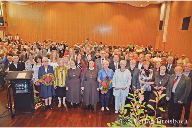 Die Ehrung zahlreicher Fl&ouml;rsheimer Ehrenamtlichen ist traditionsgem&auml;&szlig; Bestandteil des B&uuml;rgerempfangs. Die Ehrungen zeigten eine vielf&auml;ltige Bandbreite sozialen Engagements in der Stadt.&nbsp;&nbsp; &nbsp;?(Foto: R. D&ouml;rh&ouml;fer)

&nbsp;