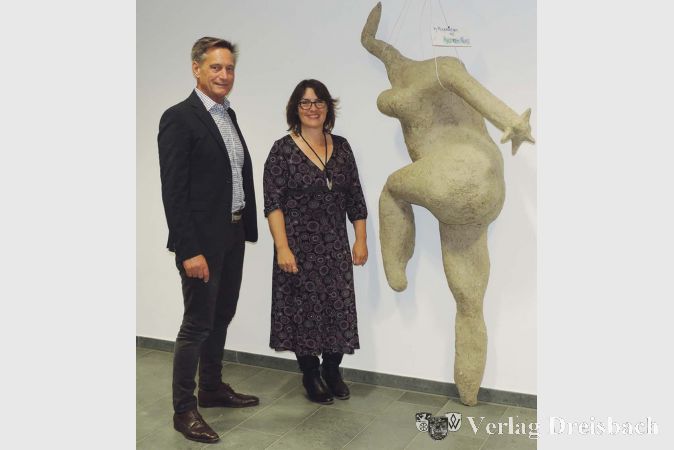 Spannende Impulse: Der Erste Kreisbeigeordneter Walter Astheimer und die in Raunheim lebende K&uuml;nstlerin Sue Vernon neben dem Torso &bdquo;Frau von der Stange&ldquo; im Foyer des Landratsamts. Die Ausstellung ist noch bis zum 31. Oktober zu sehen.?(Foto: hb)

&nbsp;