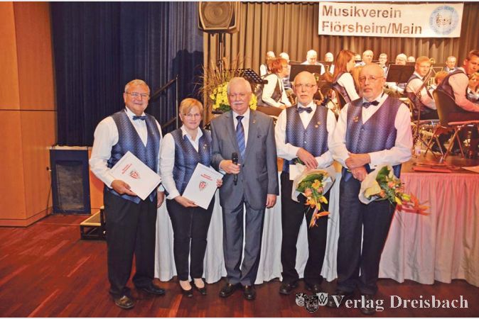 Da zwei aktive Musiker f&uuml;r ihre 60-j&auml;hrige Treue geehrt wurden, wurden die Ehrungen im Rahmen des Konzertes und nicht beim internen Festabend durchgef&uuml;hrt. Von links: Reinhold Neuhaus (25 Jahre), Gisela Diehl (35 Jahre), Horst Sassik (Pr&auml;sident Hessischer Musikverband), Roland Schwalbach (60 Jahre) und Heinz-Josef Diehl (60 Jahre).

&nbsp;