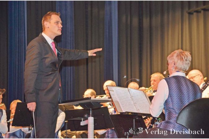 Nach f&uuml;nfeinhalb Jahren als Dirigent des Musikvereins gibt Frank G&auml;rtner (links) aus beruflichen Gr&uuml;nden den Taktstock an Musiklehrer Bernhard Frank weiter.?(Fotos: R. D&ouml;rh&ouml;fer)

&nbsp;
