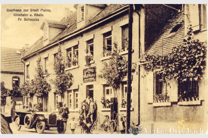 Das &bdquo;Gasthaus zur Stadt Mainz&ldquo; war einst nur eine von rund 20 Kneipen im Dorf, in denen Ginsheims M&auml;nner abends zusammenkamen. Der HVV dokumentierte das Wirtshausleben des vergangenen Jahrhunderts in einer Fotoausstellung.?(Foto: HVV)

&nbsp;