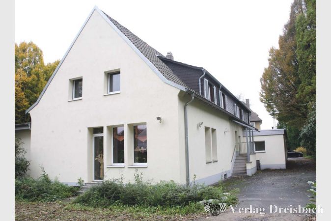 Das Geb&auml;ude soll, um die Bauarbeiten vom Spielgel&auml;nde fernzuhalten, von der hinteren Seite aus umgebaut werden. Das steile Giebeldach wird danach komplett ersetzt durch einen quaderf&ouml;rmigen Aufsatz &ndash; wenn die Statik solch eine L&ouml;sung denn zul&auml;sst.

&nbsp;
