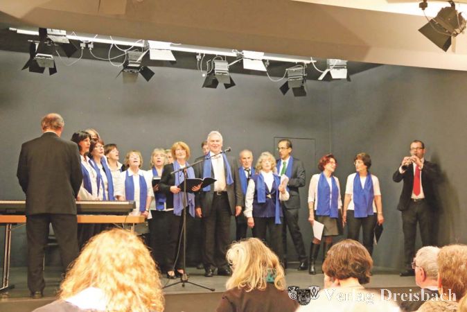 Die „Shalom-Singers“ der Jüdischen Gemeinde Frankfurt und der Klezmer-Musiker Roman Kuperschmidt (rechts) begleiteten die Gedenkveranstaltung in der Kulturscheune musikalisch.?(Fotos: A. Kreusch)

