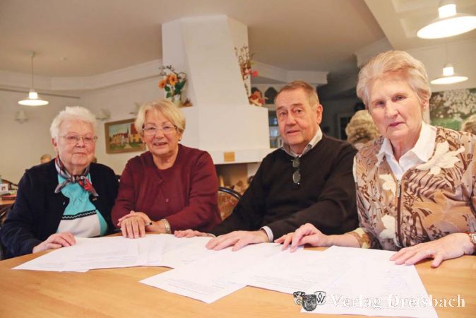 Eleonore Stephan, Rita Hanig, Andy Nusser und Irene Haupt (von links) wollen schon fr&uuml;hzeitig mit einer Unterschriftenaktion darauf aufmerksam machen, dass in der Altm&uuml;nsterm&uuml;hle Angebote f&uuml;r Senioren auch &uuml;ber das Jahr 2016 hinaus gebraucht werden.?(Foto: A. Kreusch)

&nbsp;