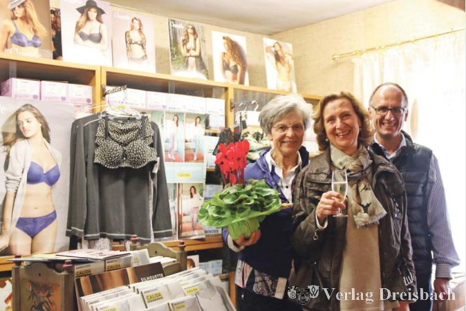 Am Tag der Offenen T&uuml;r bei Annegrete Hillebrand (ganz links) ist jeder ein willkommener Gast. Sonja Rink (Mitte) f&uuml;hlt sich sehr wohl in den sch&ouml;nen R&auml;umen, Calida-Berater Christof Strau&szlig; stand allen Besuchern als kompetenter Berater gerne zur Verf&uuml;gung.&nbsp;&nbsp; &nbsp;?(Foto: A. Kreusch)

&nbsp;