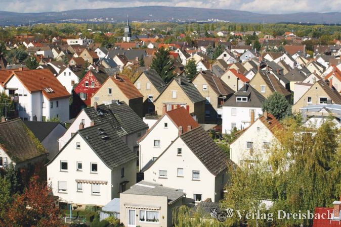 Unter den Dächern von Bischofsheim wird es in Zukunft mit Sicherheit teurer zu wohnen. Die Erhöhung der Grundsteuer B ist unausweichlich, im Jahr 2016 sind laut Verwaltungsvorlage 800 Prozentpunkte (2014: 440) vorgesehen. Dieser Beschluss soll aber mit Einsparbeschlüssen einhergehen, betonten im Finanzausschuss nun die Fraktionen.?(gus/Foto: Steinacker)
