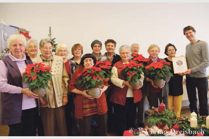 Die Damen des evangelischen Bastelkreises in Flörsheim freuten sich sehr über die Anerkennung zum dreißigjährigen Jubiläum ihrer Bastelrunde – Pfarrer Karl Endemann hatte im Gottesdienst jeder einzelnen von ihnen einen „Weihnachtsstern“ überreicht, zusammen bekamen alle eine schön gerahmte Ehrenurkunde.?(Foto: A. Kreusch)
