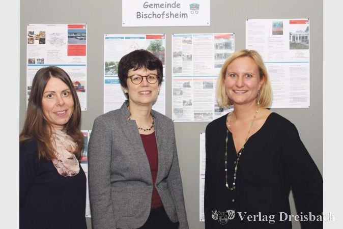 F&uuml;r das Jahr 2015 freuen sich B&uuml;rgermeisterin Ulrike Steinbach (Mitte) mit Inga Christensen (r.), Leiterin der Kita Gutenbergschule, und Kerstin Giliberto, Erzieherin in der Kita Birkenweg, auf neue Praktikanten und Auszubildende.?(Foto: Gemeinde)

&nbsp;