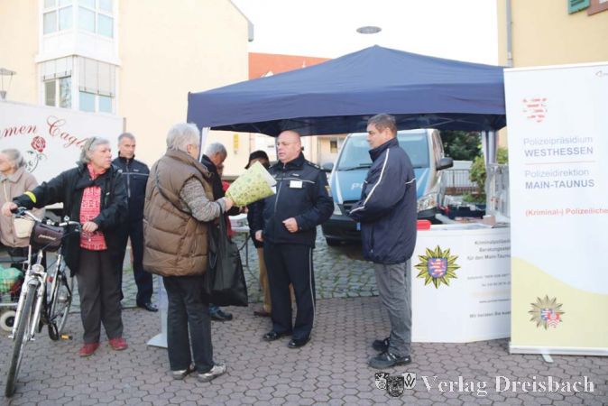 Thomas Trapke (zweiter von links), Polizeiobermeister Thomas Tauber (zweiter von rechts) und der Hattersheimer Ordnungsamtsleiter Werner Schaffhauser (rechts) nahmen sich am letzten Freitag viel Zeit, um am Hattersheimer Marktplatz B&uuml;rger in Sachen Einbruchssicherung zu beraten.&nbsp;&nbsp; &nbsp;?(Foto: A. Kreusch)

&nbsp;

&nbsp;

&nbsp;

&nbsp;