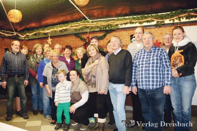 Viele Mitglieder des KGV waren kurz vor Weihnachten noch einmal in die Halle des Vereins gekommen, um zusammen mit ihrem 1. Vorsitzenden Peter Grammig (rechts vorne mit kariertem Hemd) einen Spendenscheck &uuml;ber 700 Euro an Julia W&uuml;nsche (rechts mit Brot) und Gabriele Janda (vorne, vierte von rechts) zu &uuml;bergeben.&nbsp;&nbsp; &nbsp;?(Foto: A. Kreusch)

&nbsp;