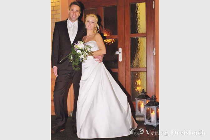 Tanja und Thomas Heller aus Kastel cancelten ihre geplante Hochzeit im Mai kommenden Jahres, um in Bischofsheim bei Kerzenschein Ja zu sagen.

&nbsp;