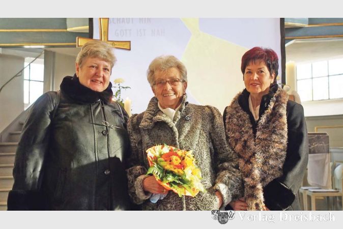 Irmhild Astheimer, Margot Boos und Monika Groß (v. l.) nach dem besonderen Gottesdienst vor dem Altar der Bischofsheimer evangelischen Kirche?(Foto: K. Bastian)
