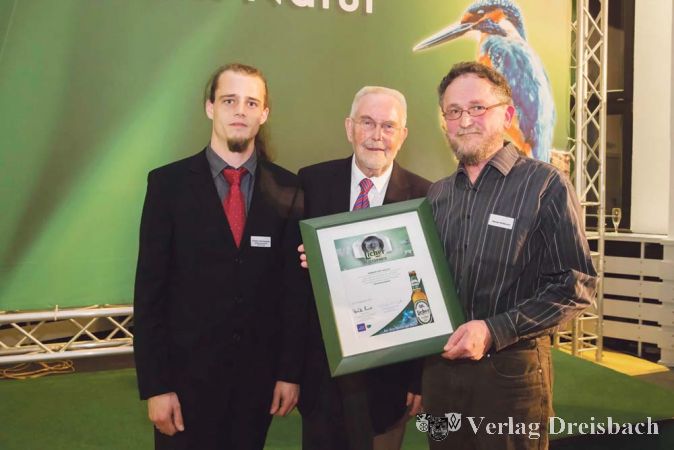Herbert Wittbusch (rechts) aus Hattersheim freut sich &uuml;ber den Sonderpreis. Neben ihm (von links) Christian Kammergruber (Stiftung Hessischer Naturschutz) und Juryvorsitzender G&uuml;nter Osterloh.

&nbsp;