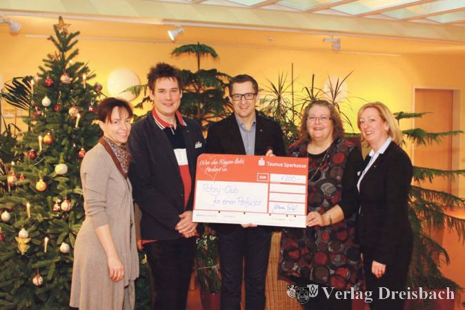 (v.l.n.r.): Freude im Flörsheimer Hospiz über die Spende des Rotary Clubs Hochheim-Flörsheim Oberer Rheingau: Die Rotarier Claudia Finke und Elmar Riegel, Clubpräsident Marcus K. Reif, Hospizleiterin Christa Hofmann und Rotarierin Silke Hofer. ?(Foto: privat)
