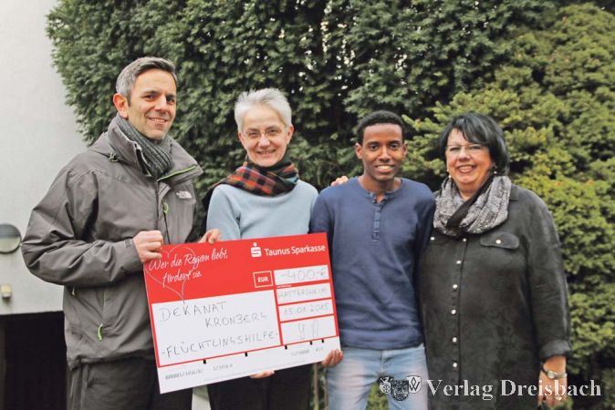 Stephan Tille, Elke Lentz, Ibrahim Salih und Gabi Sellmann bei der &Uuml;bergabe des Spendenschecks vor der evangelischen Unterkirche in Hattersheim.?(Foto: A. Kreusch)

&nbsp;