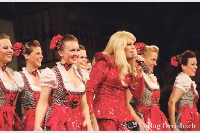 Auch &bdquo;Helene Fischer&ldquo; alias Christian Greb war beim FCV auf dem Gipfel unterwegs &ndash; nat&uuml;rlich in Begleitung von h&uuml;bschen Dirndltr&auml;gerinnen.&nbsp;&nbsp; &nbsp;?(Fotos: A. Kreusch)

&nbsp;